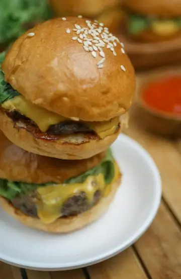 Mini burger dan macaroni brule dari Trupastry, camilan ringan yang cocok untuk santai setelah tarawih.